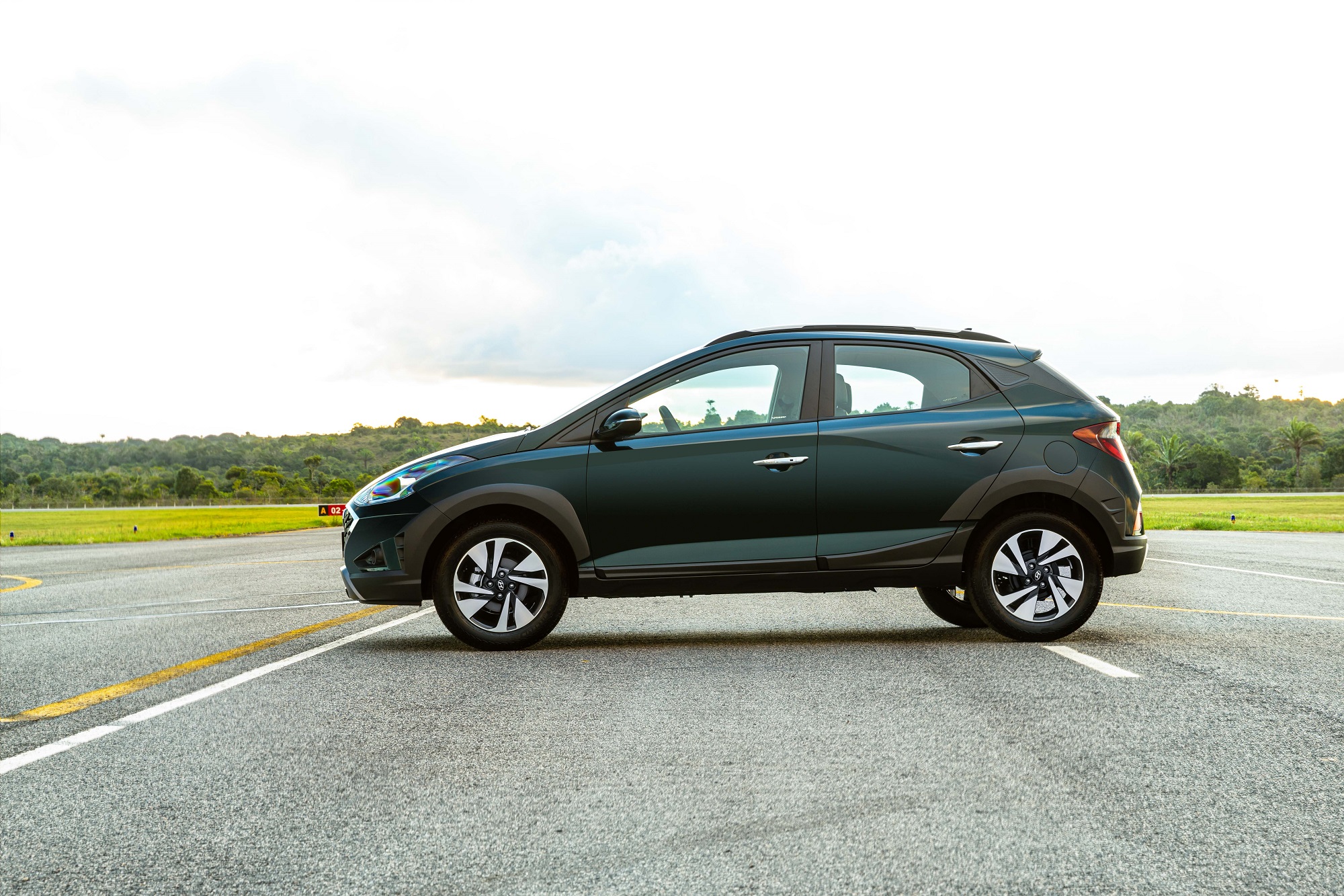 Hyundai Hb20x visto de perfil com a terceira coluna com acabamento preto reforçando a ideia de teto flutuante