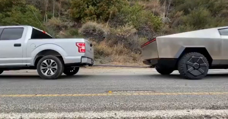 Detalhe do cabo de guerra preso aos reboques das duas picapes na pista antes do desafio