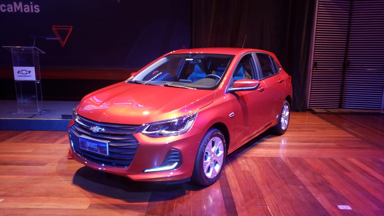Chevrolet Onix Hatch 2020 na cor vermelha ede frente com a mesma grade e faróis do sedã Onix Plus3