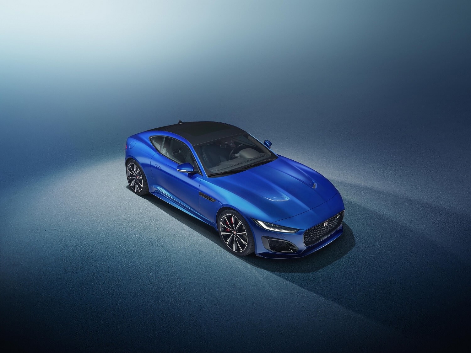 Jaguar F Type 2020 na cor azul visto de cima mostra suas linhas mais musculosas na caroceria