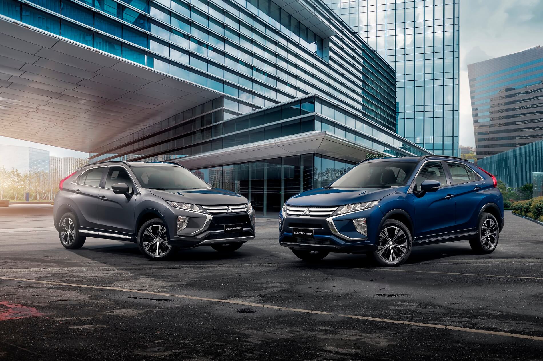 Mitsubishi Eclipse Cross nas versões GLS e HPE de frente e uma ao lado da outra