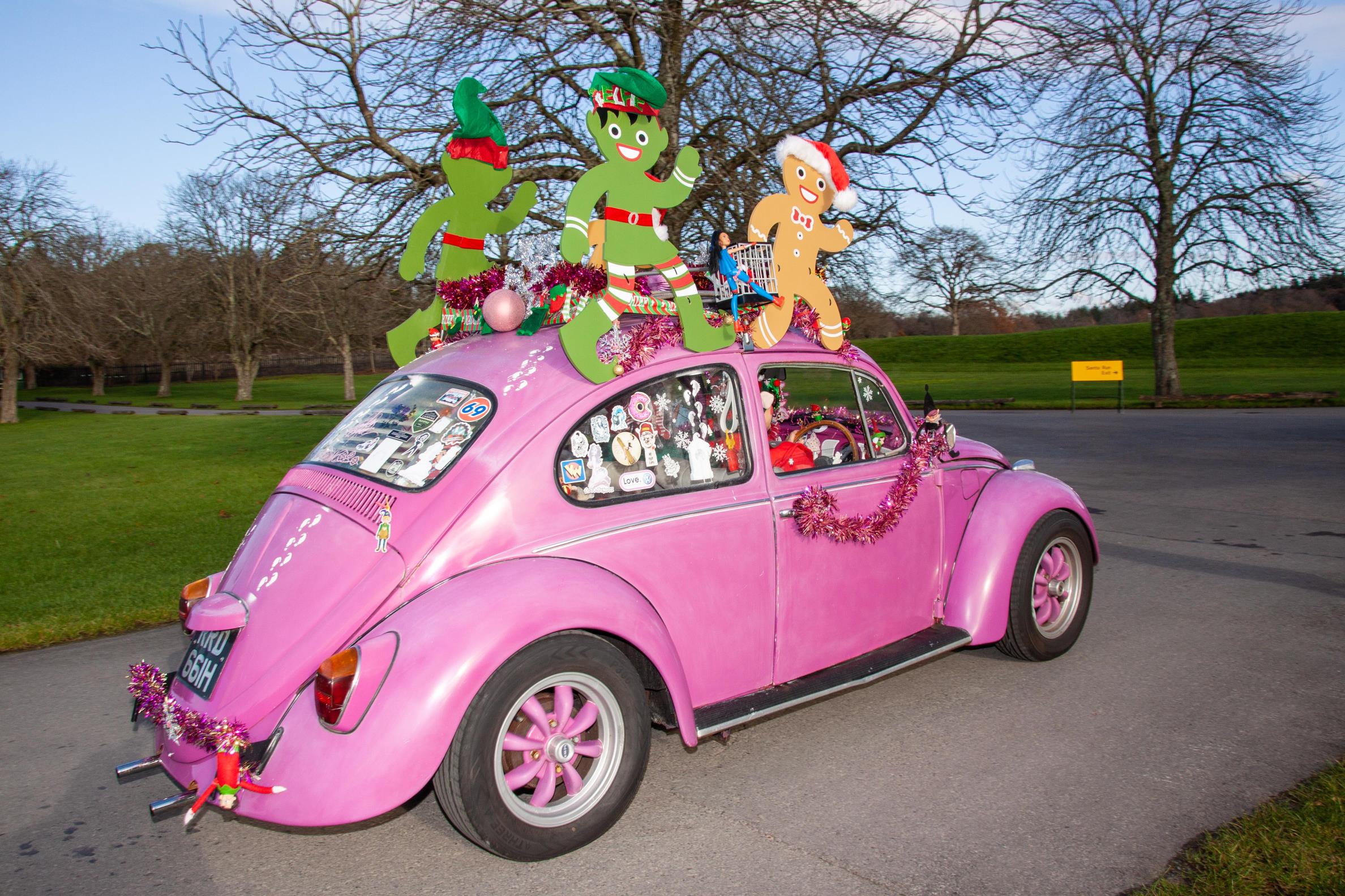 O Fusca rosa com bonecos de biscoito no teto