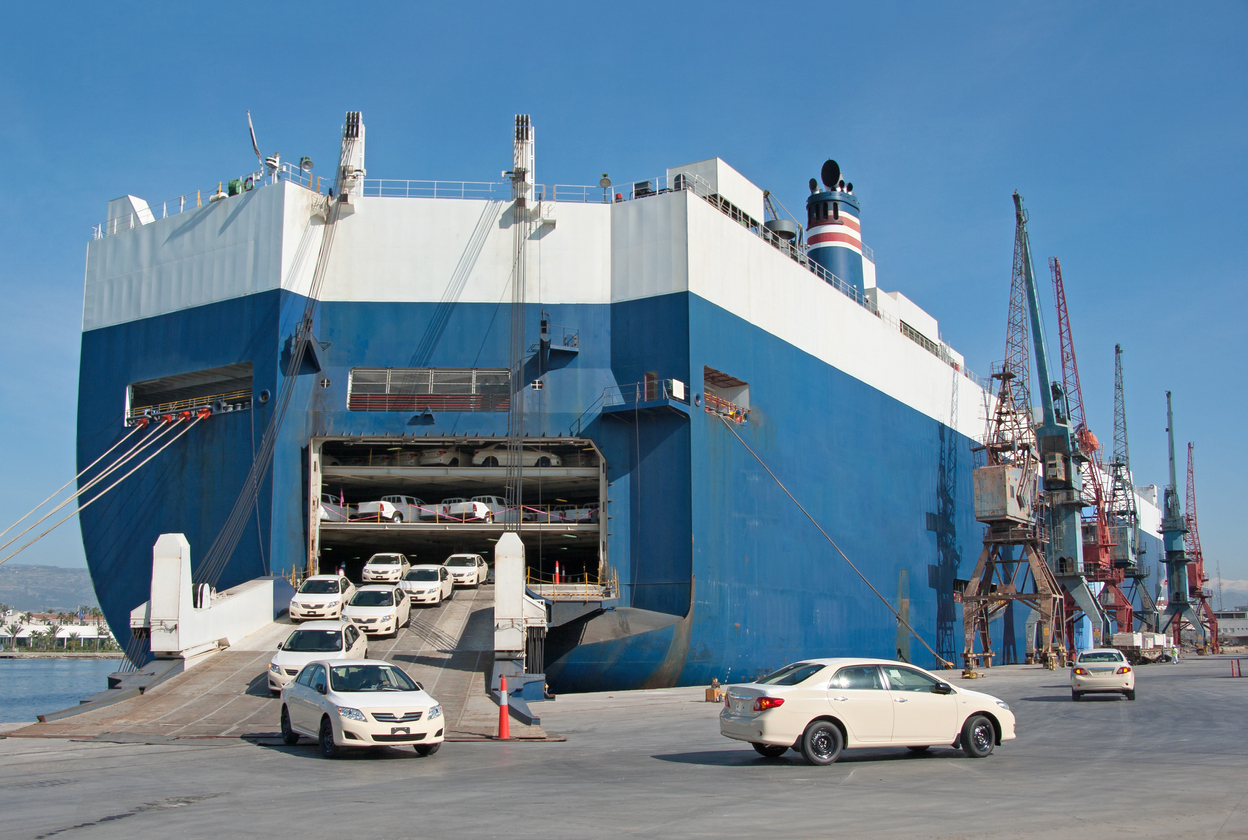 Navio descarrega automóveis no porto