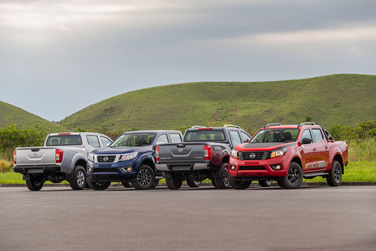Quatro modelos 2020 da Nissan Frontier lado a lado na pista