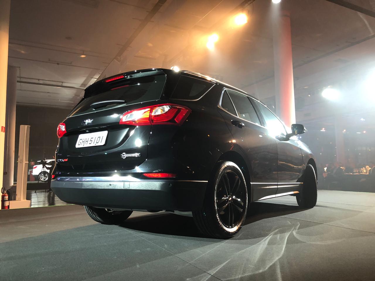 Chevrolet Equinox de traseira na versão Midnight com rodas e para-choques escurecidos