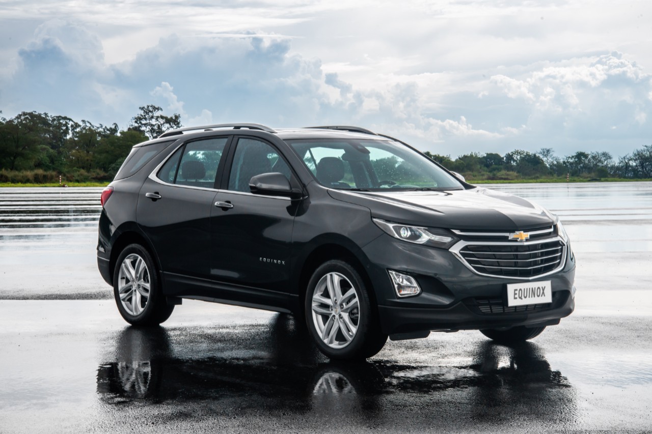 Chevrolet Equinox na versão Premier 1.5 de frente na pista de testes da GM