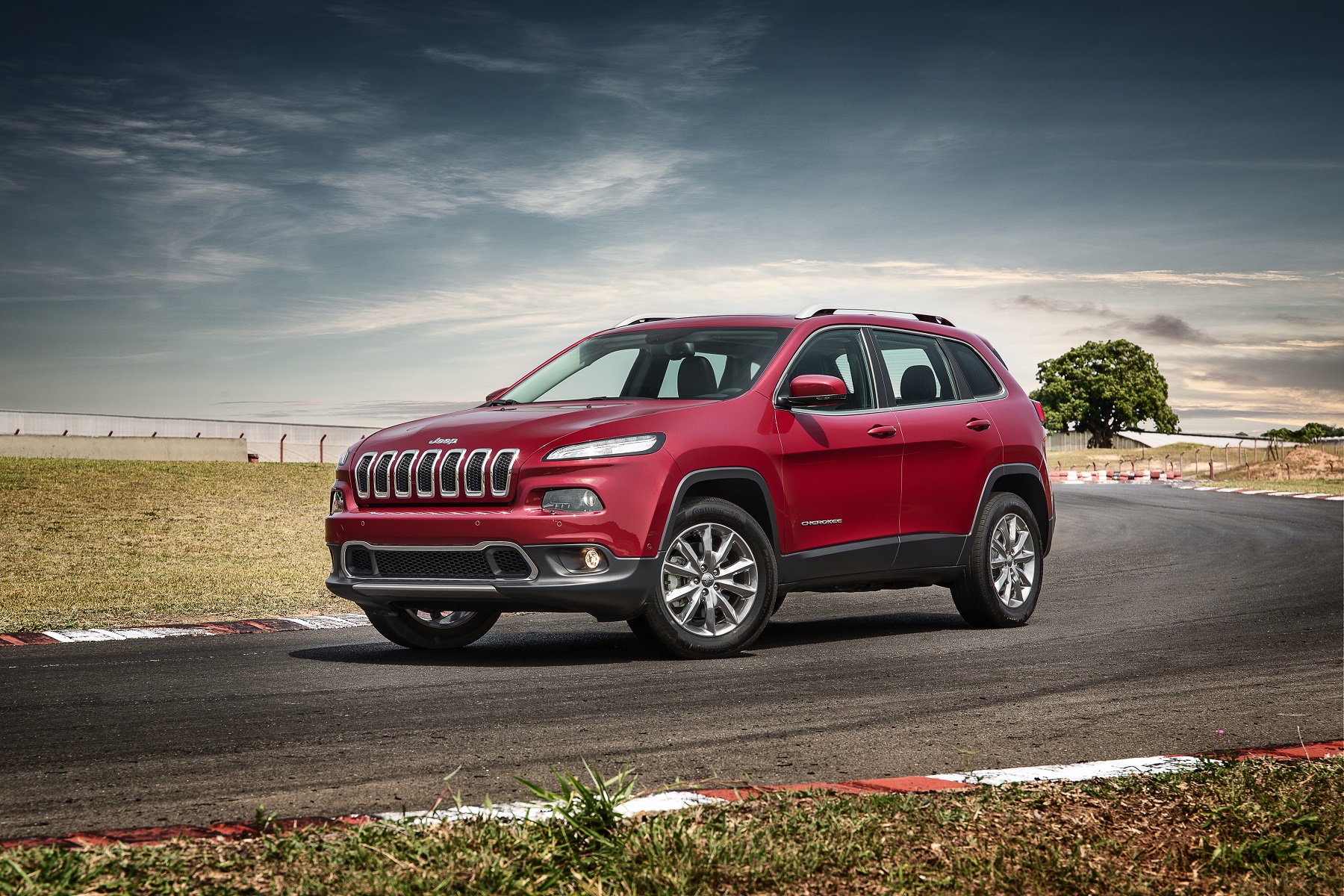Jeep Grand Cherokee vinho em movimento na estrada