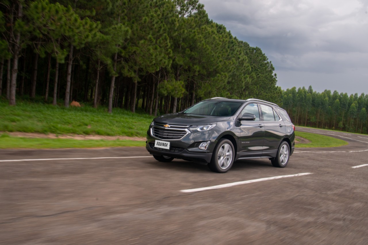 Chevrolet Equinox em movimento na versão Premier no campo de provas
