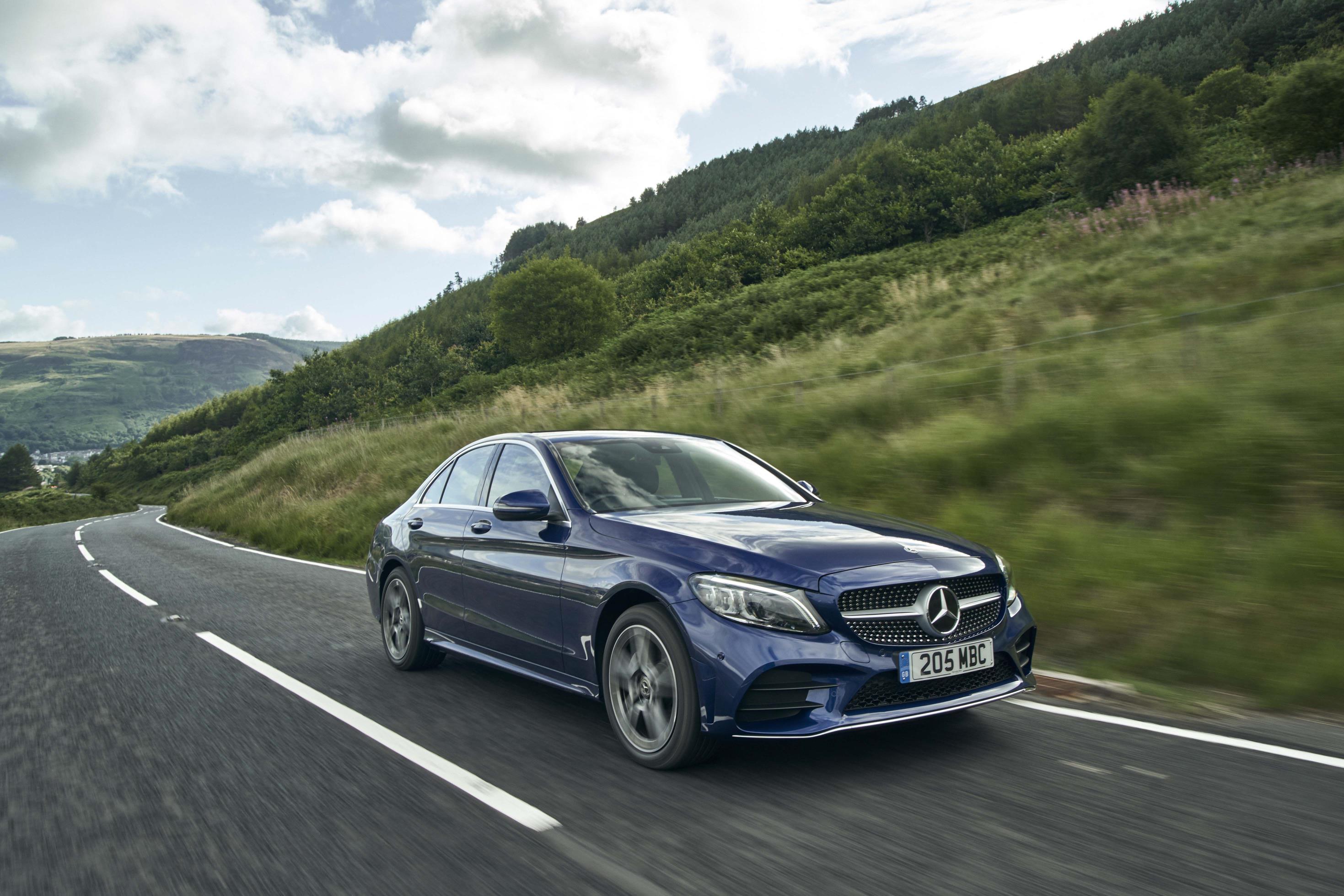 Mercedes Benz Classe C sedã em movimento na estrada