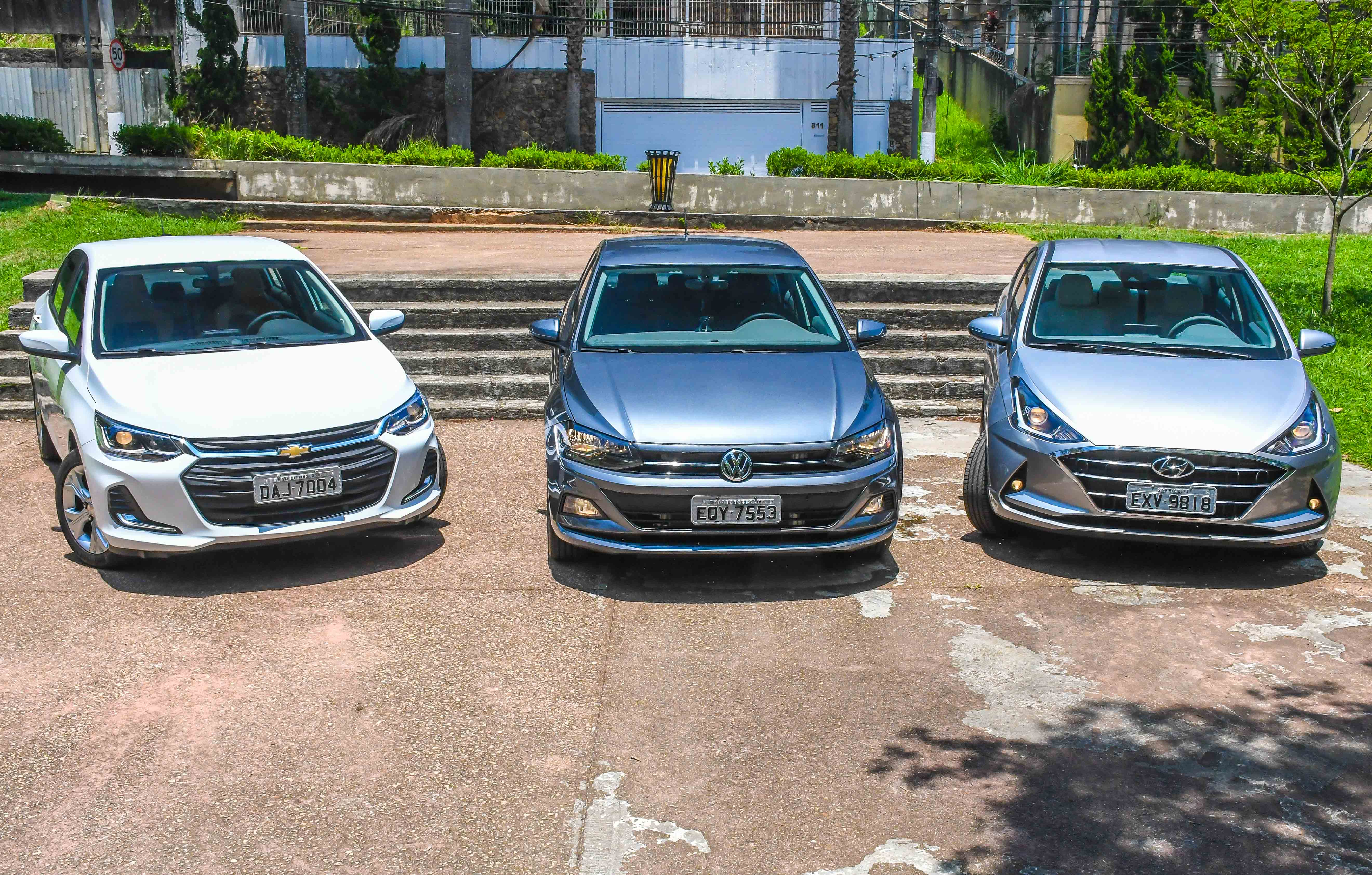 Onix Plus, Virtus e HB20S em uma praça
