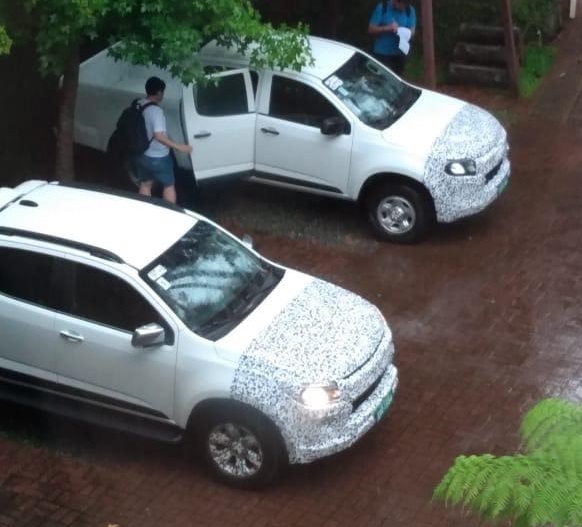 Duas S10 brancas com apenas a parte da frente camuflada