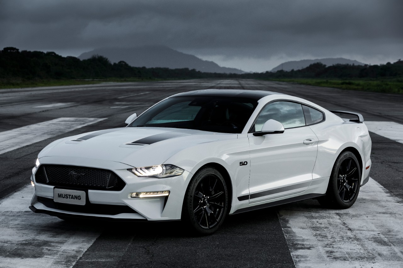 Ford Mustang Black Shadow em um circuito com detalhes escurecidos no cavalinho que serve de emblema para o esportivo