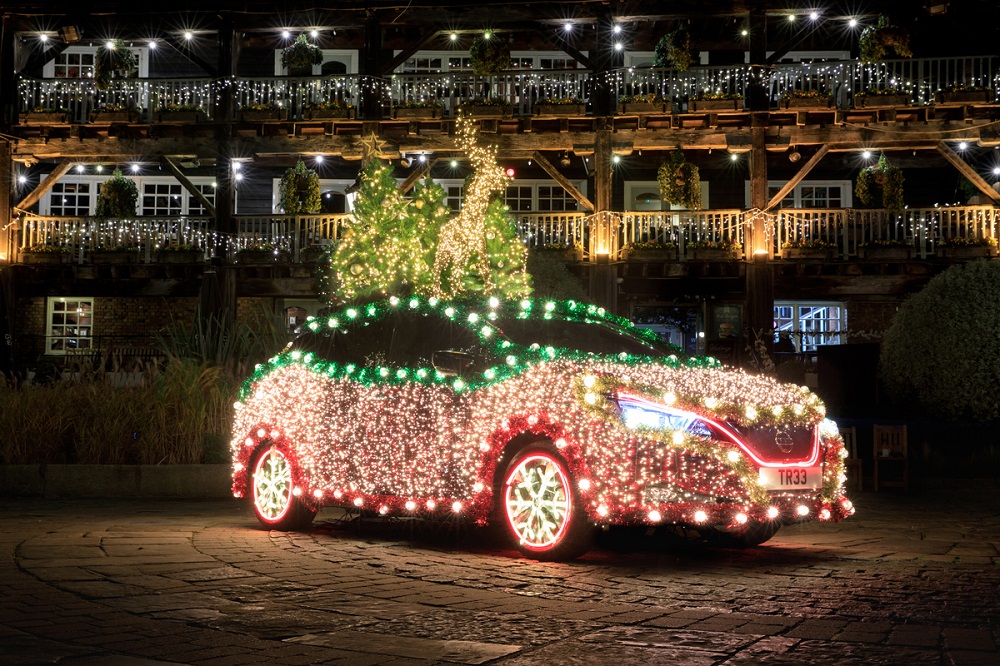 Nissan Leaf está exposto em Paris com a carroceria toda coberta de luzes de LEDs e bolas iluminadas