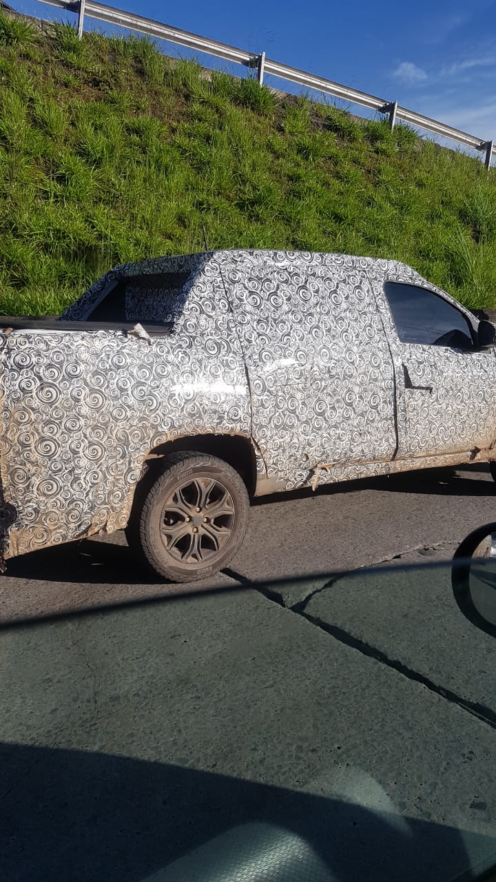 Nova Fiat Strada camuflada