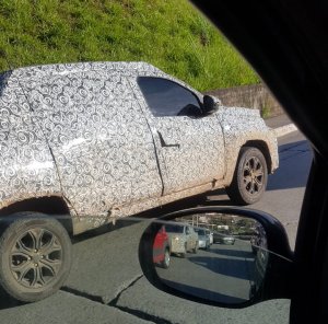 Nova Fiat Strada camuflada