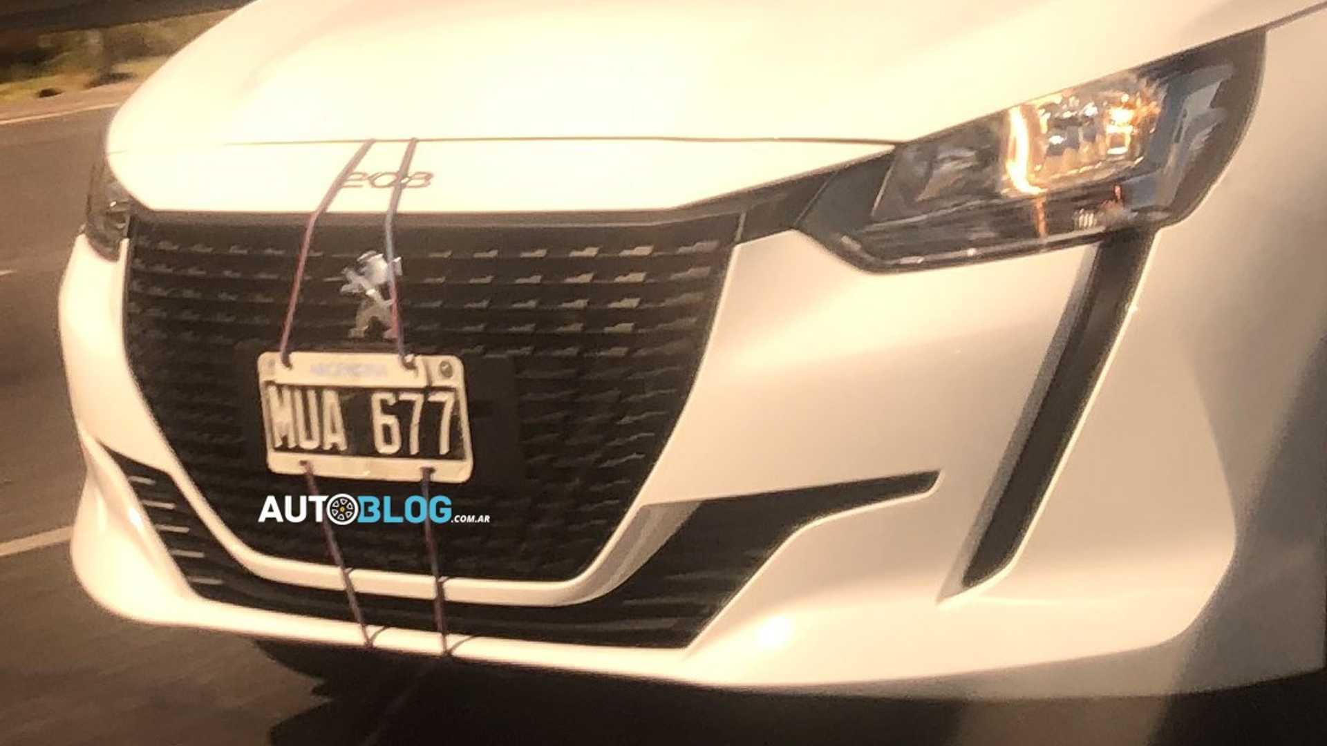 Peugeot 208 branco com grade toda preta e sem detalhes em LED