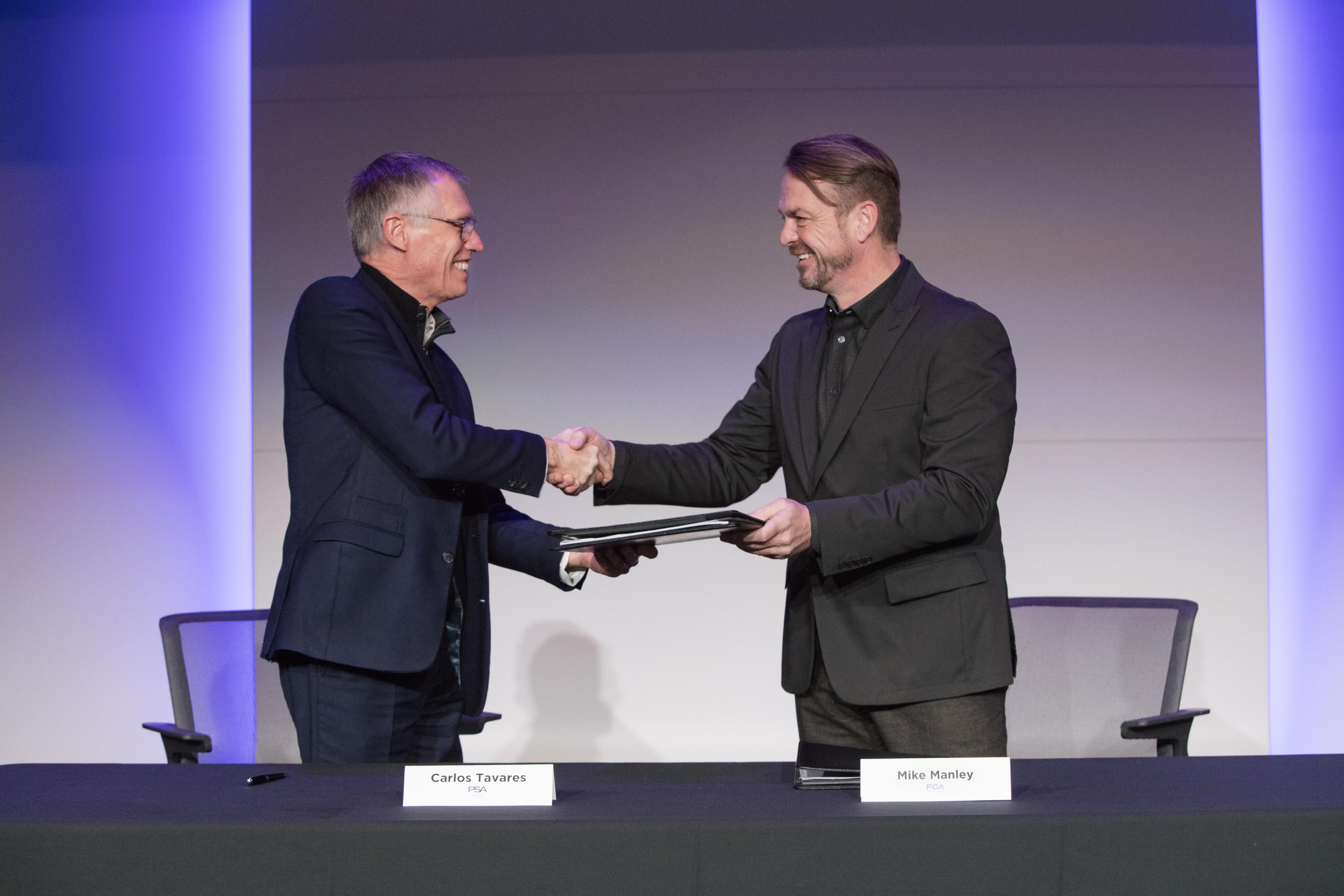 Carlos Tavares e Mike Manley assinam a fusão enre PSA Peugeot Citroën e FCA Fiat Chrysler Automóveis