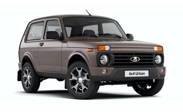 Lada Niva cinza de frente em foto de estúdio com fundo branco