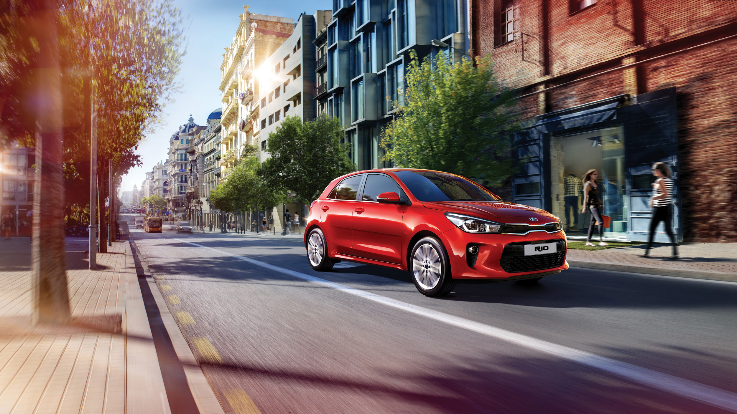 Kia Rio vermelho em movimento na rua