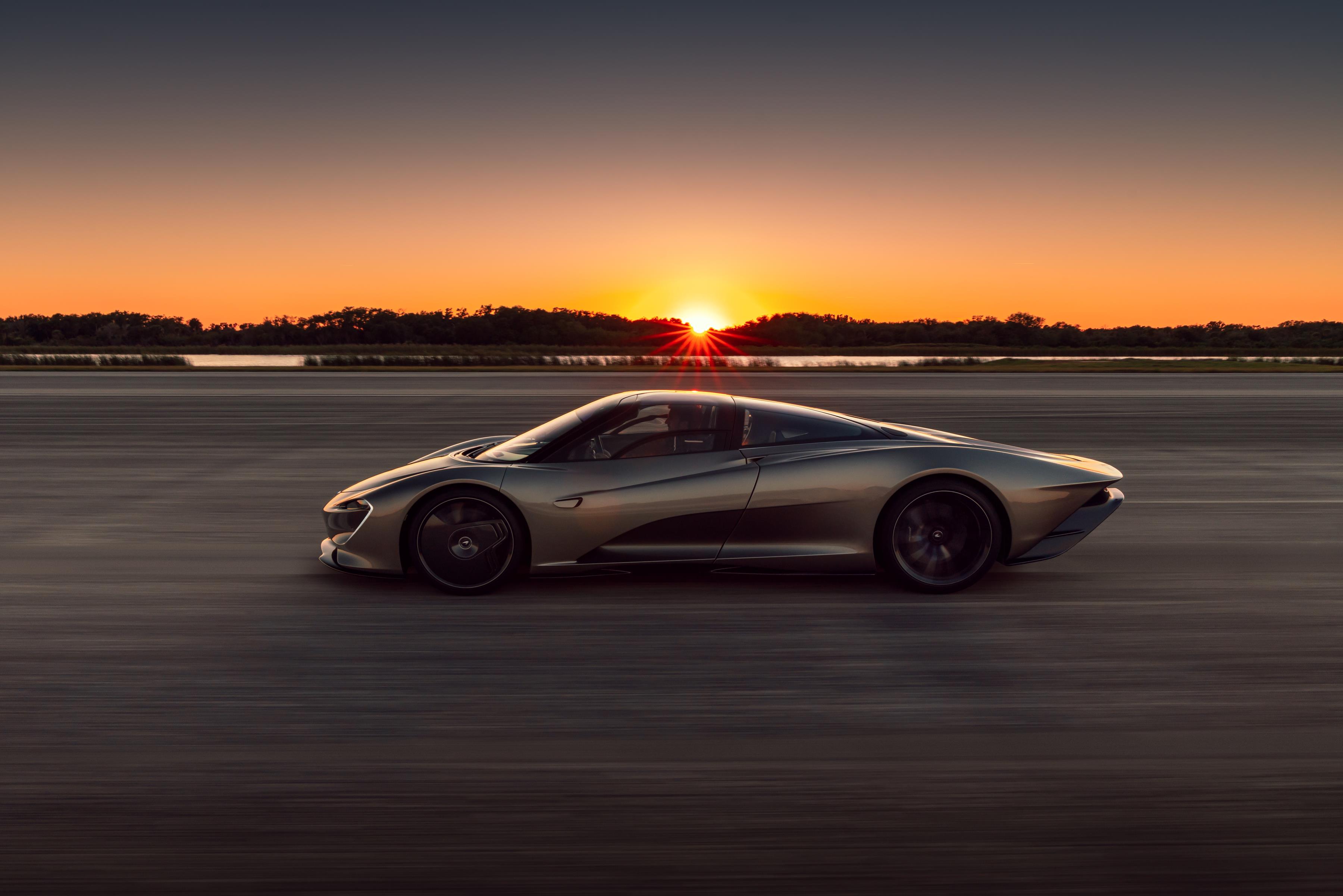 Mclaren Speedtail de perfil na pista ao findo o por do sol