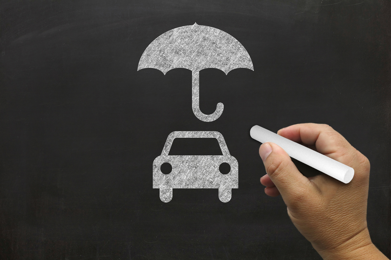 imagem ilustrativa de um carro com um guarda-chuva feitos com giz