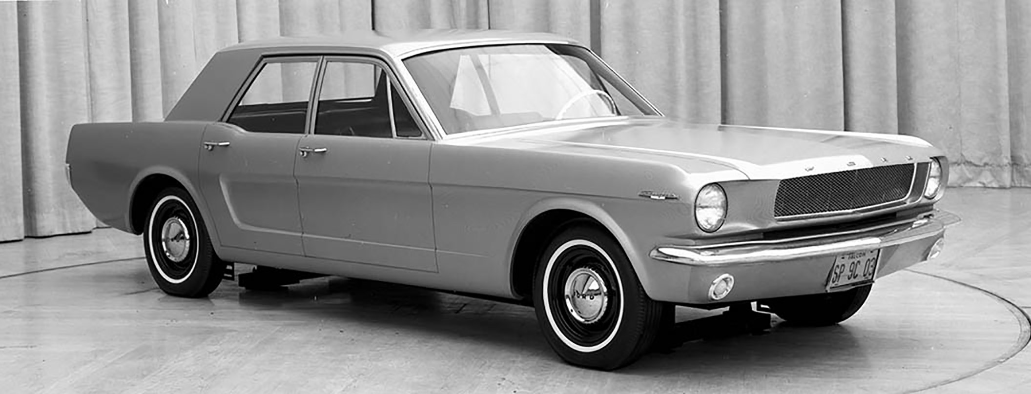Ford Mustang quatro portas