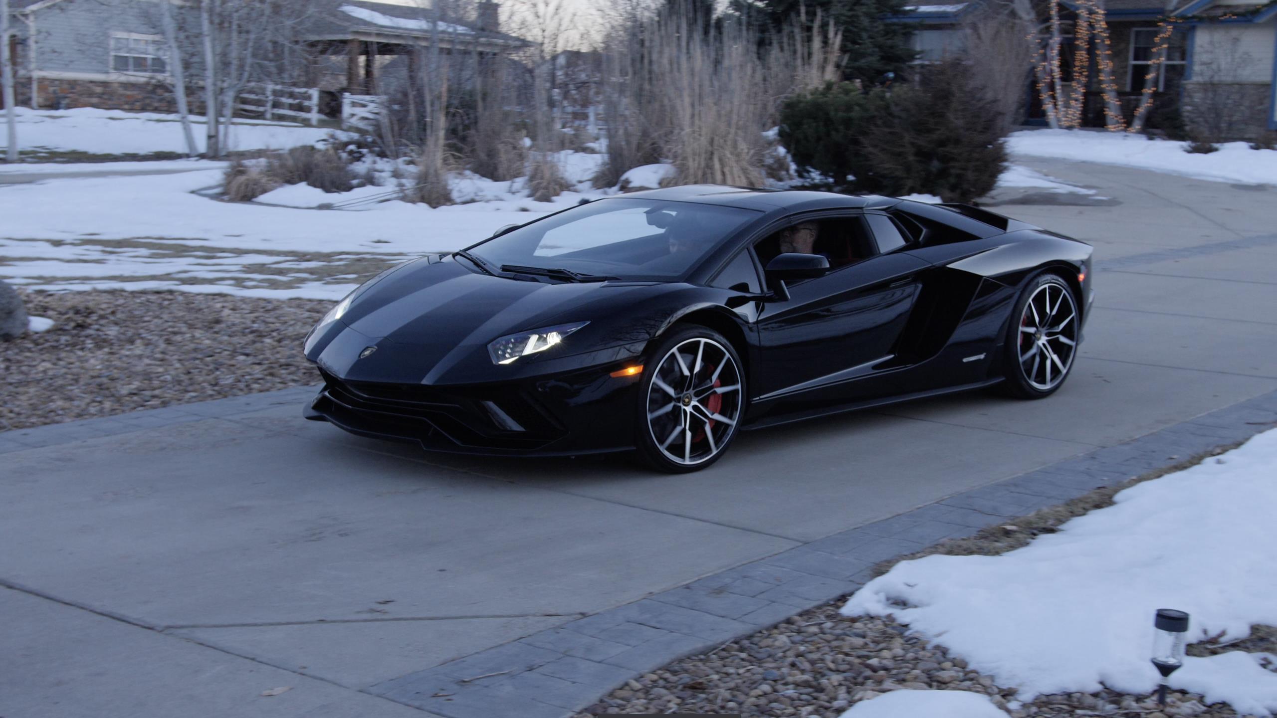 Pai e filho a bordo do Lamborghini Aventador preto de verdade nas ruas doColorado, nos Estados Unidos
