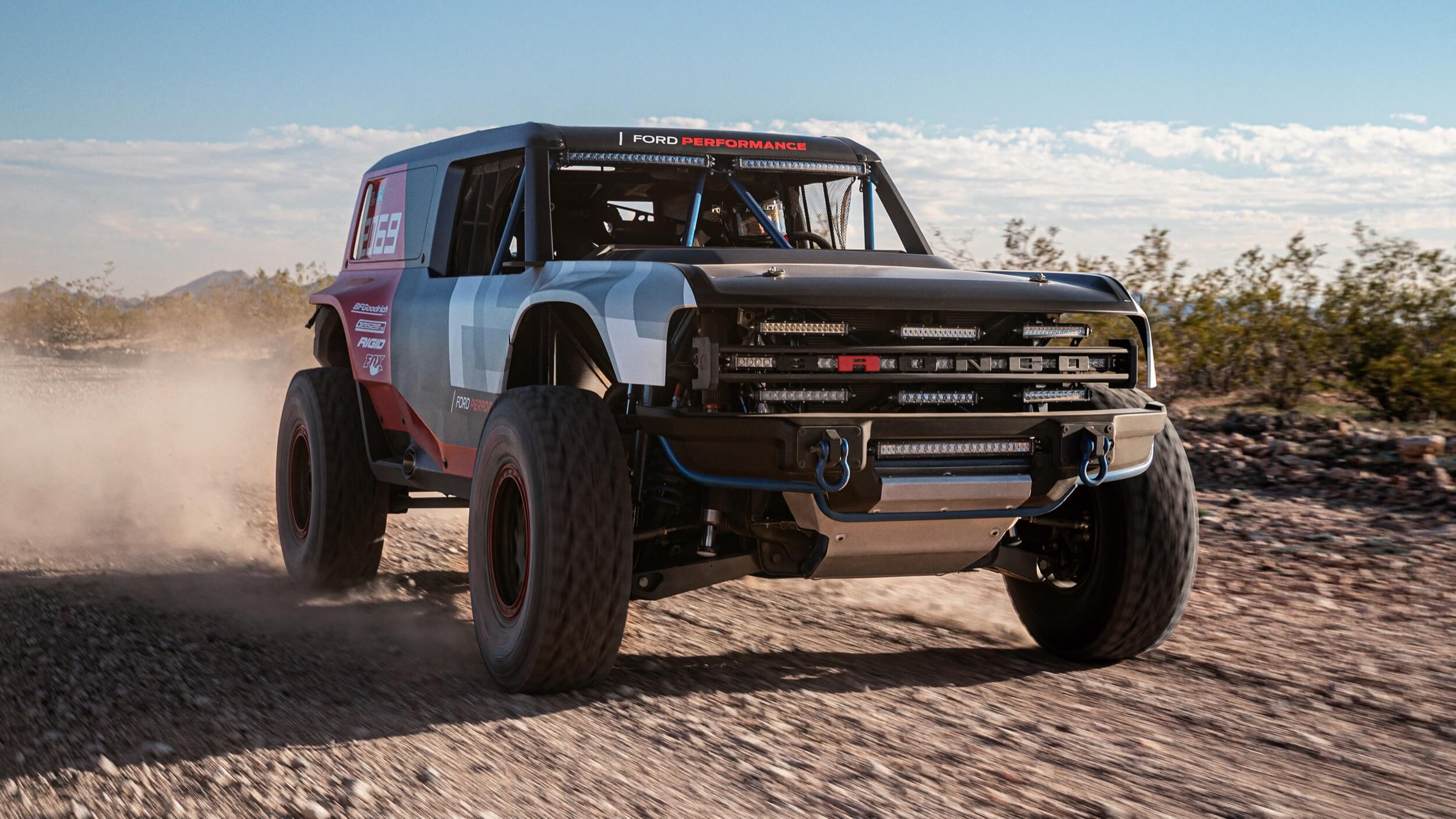 Ford Bronco R na pista de terra em movimento