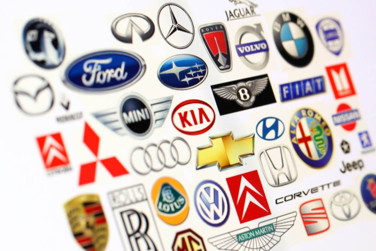 Imagem traz diversa logomarcas de carros