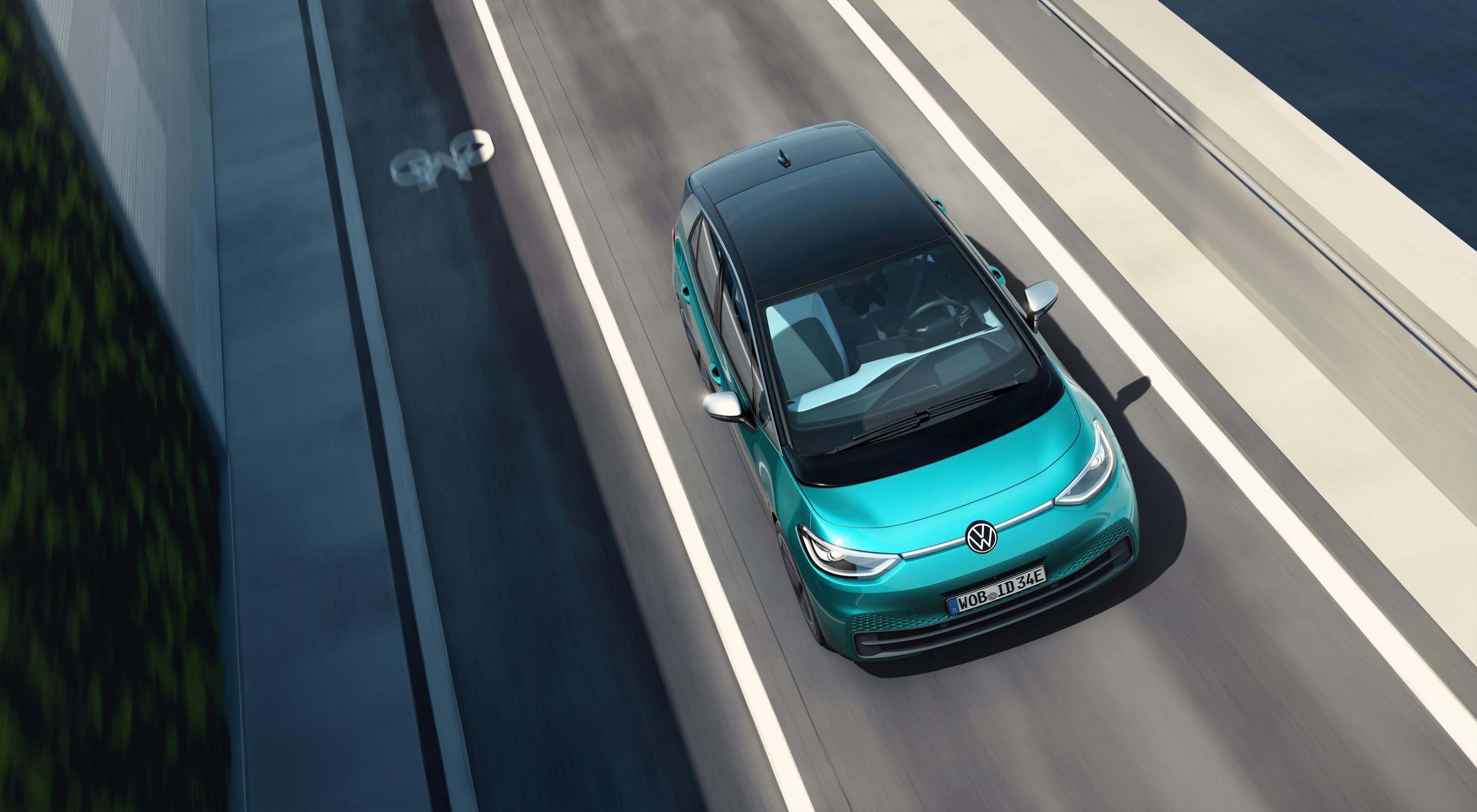 Volkswagen Id3 visto de cima em movimento na estrada na cor verde