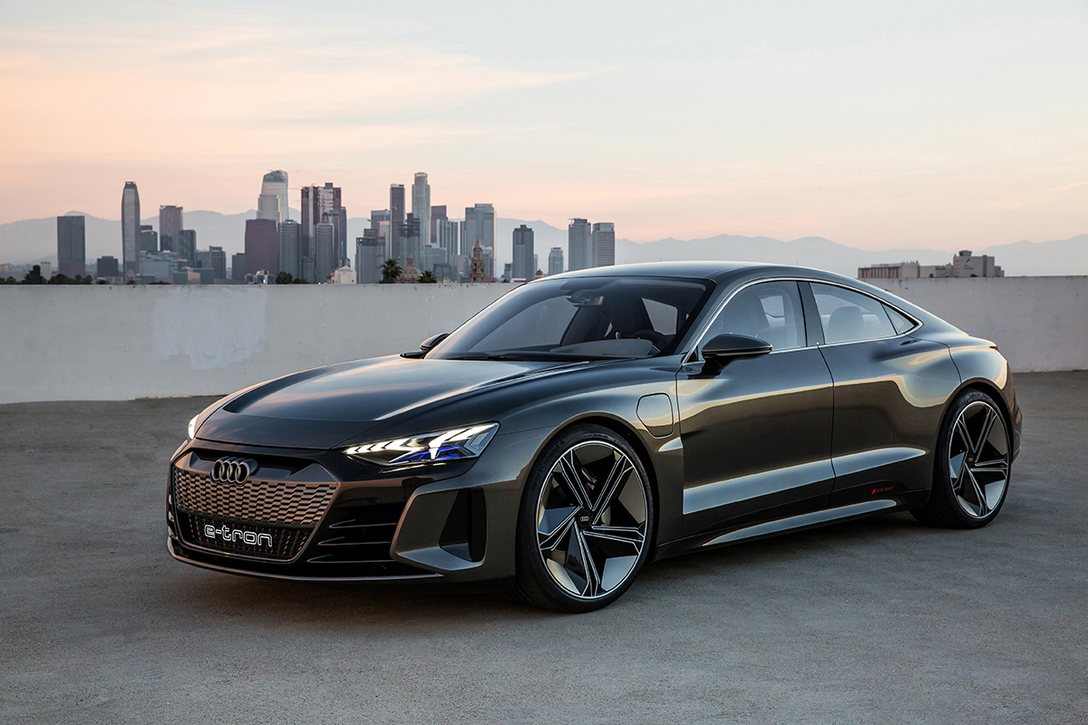 Audi E Tron GT Concept na cor preta tem cap^p comprido e caimento cupê na traseira