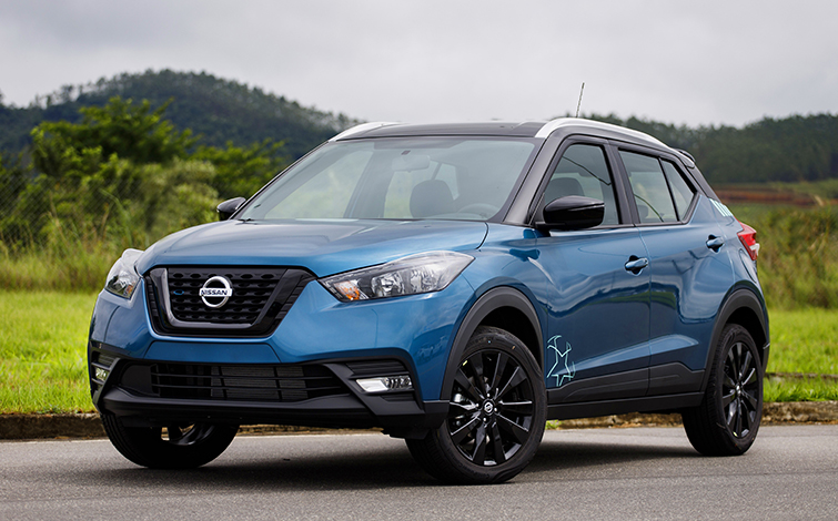 Nissan Kicks UEFA Champions League usa uma cor azul turquesa