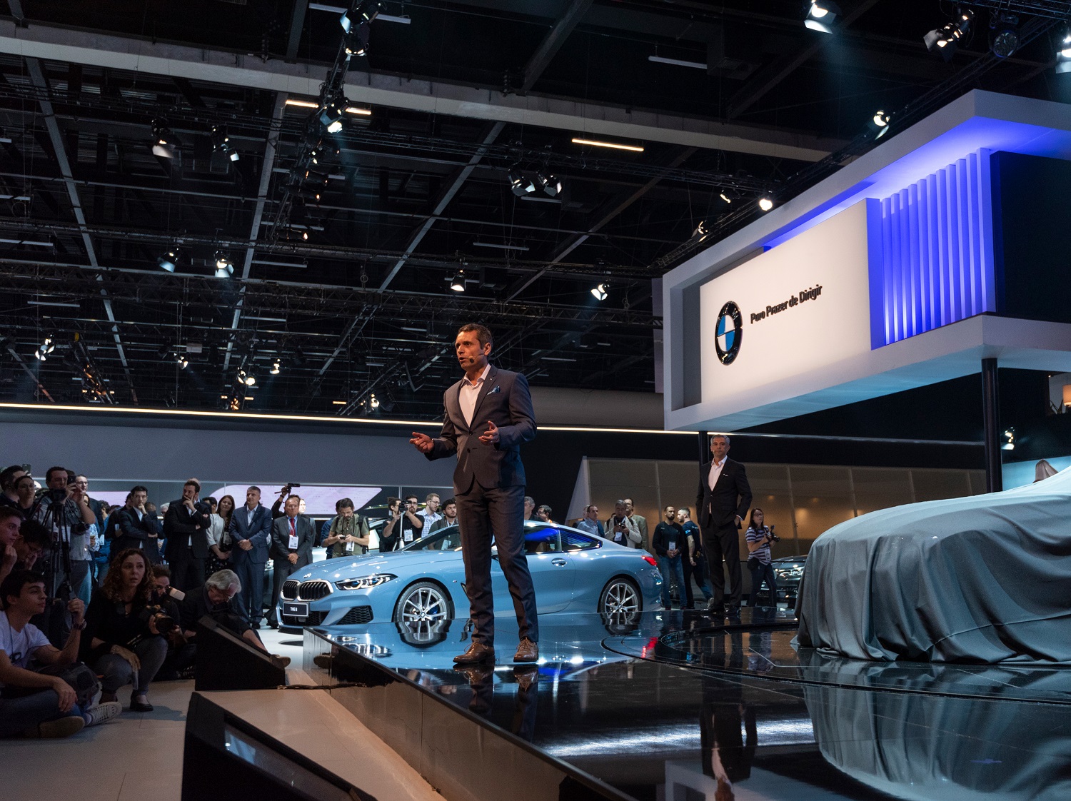 Foto mostra coletiva de imprensa da BMW em seu estande no Salão de São Paulo 2018
