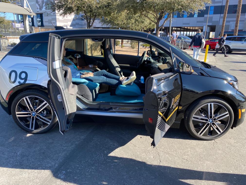 Bmw I3 Limousine não tem banco da frenyte e no lugar há um descansa-pé para quem sentar na poltrona traseira