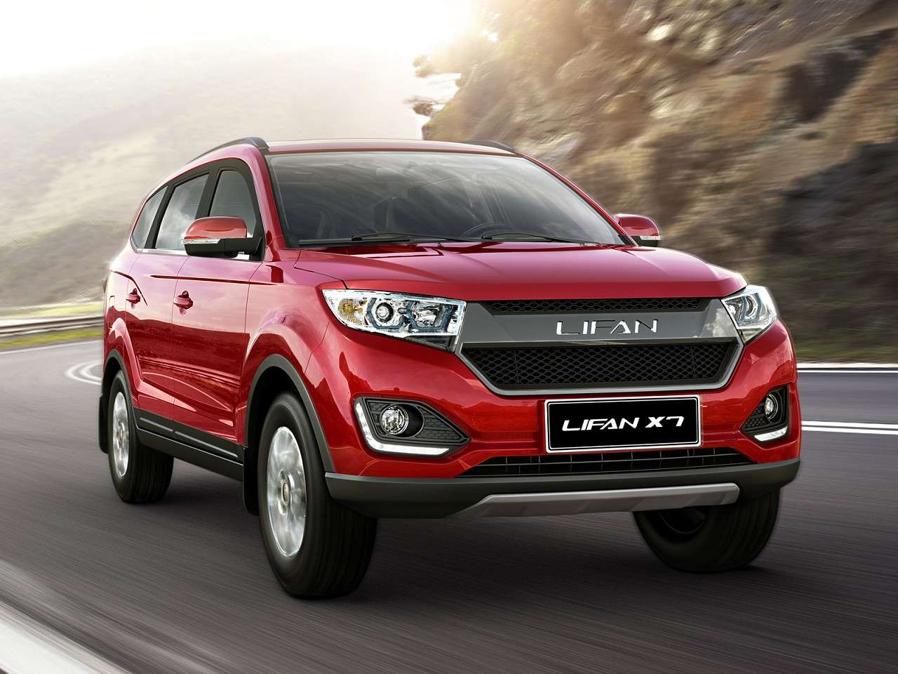 Lifan Myway tem faróis angulosos e grade commuma barra escura bicuda e aparece em movimento na cor vermelha