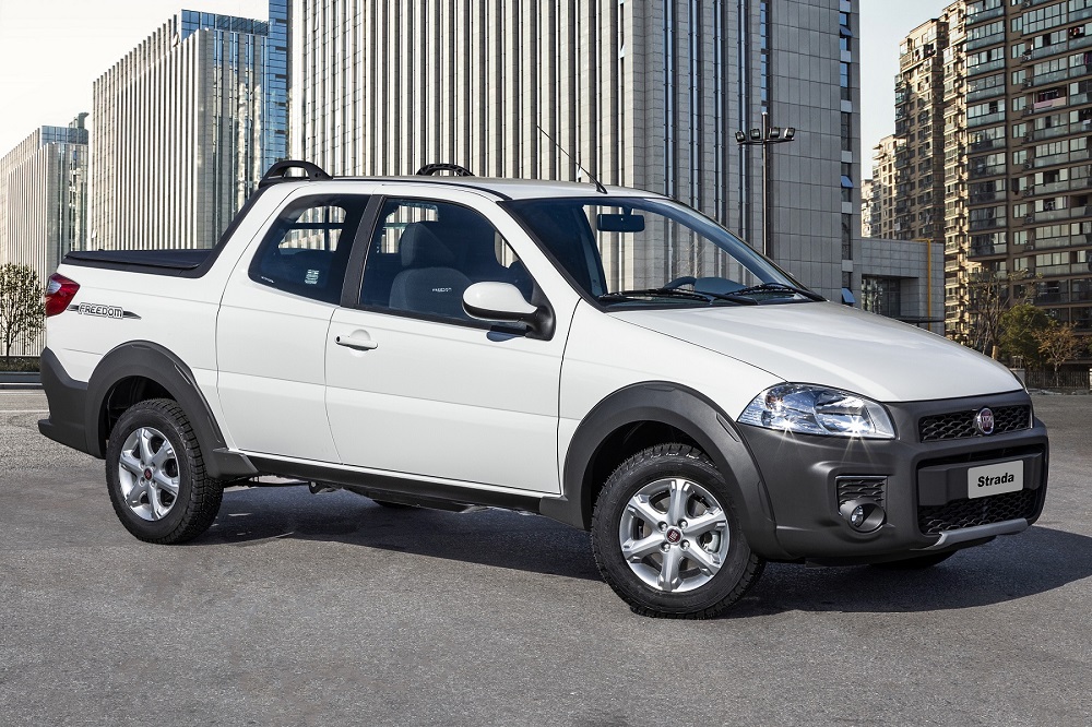 Fiat Strada Freedom na cor branca de frente