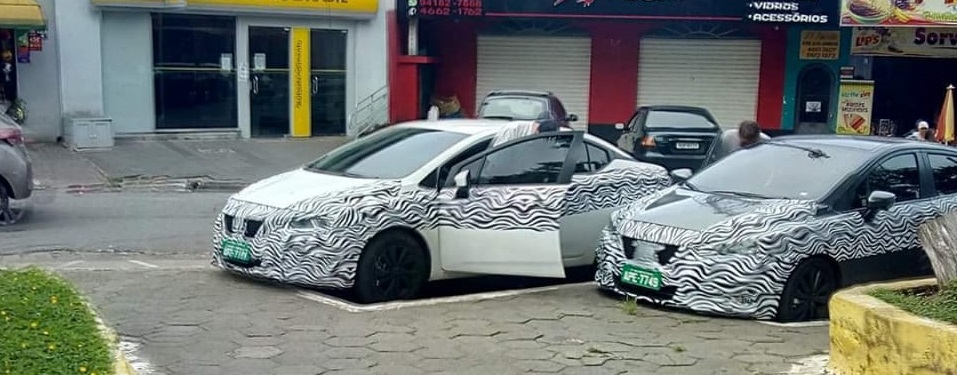 Foto mostra duas unidades do novo nissan versa com camuflagem