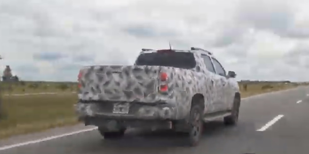 Picape da Peugeot de traseira e camuflada em movimento em estrada argentina