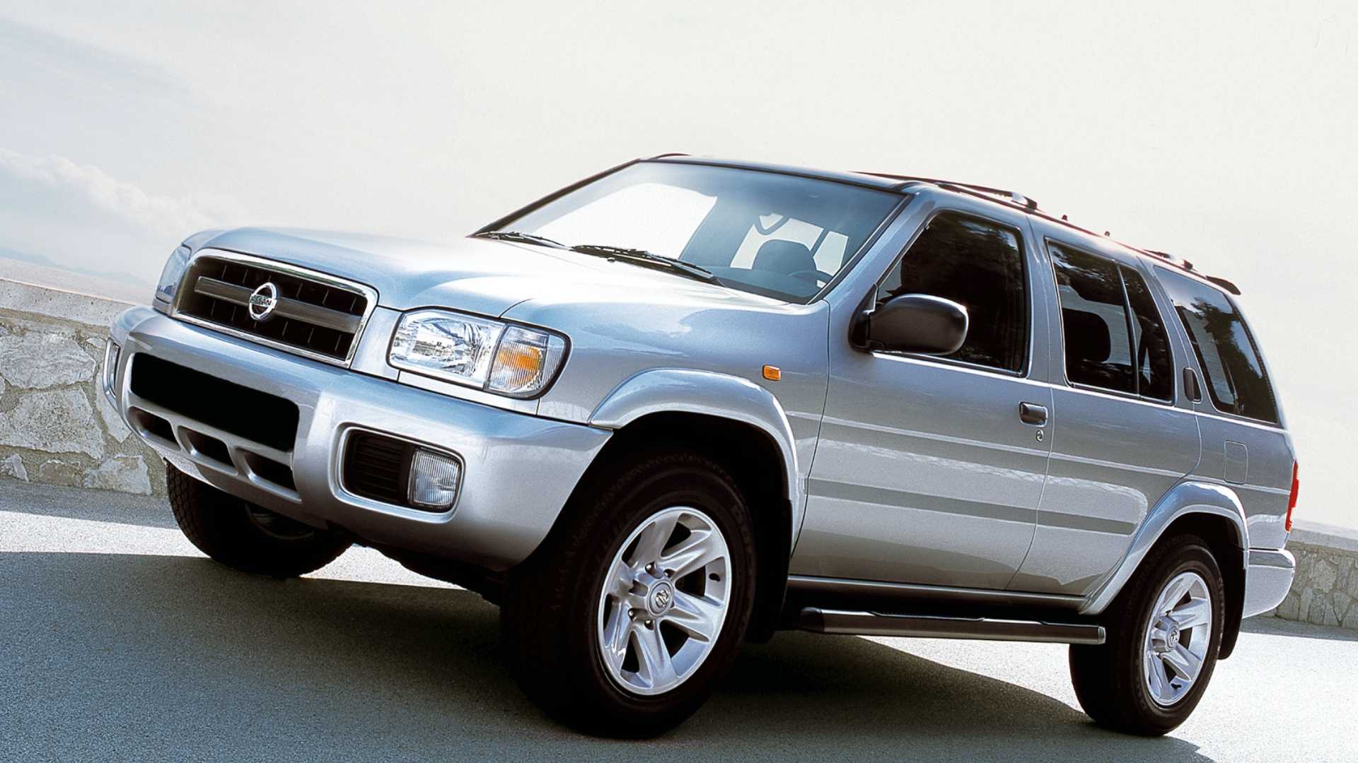 Imagem do SUV Nissan Pathfinder visto de frente na cor prata