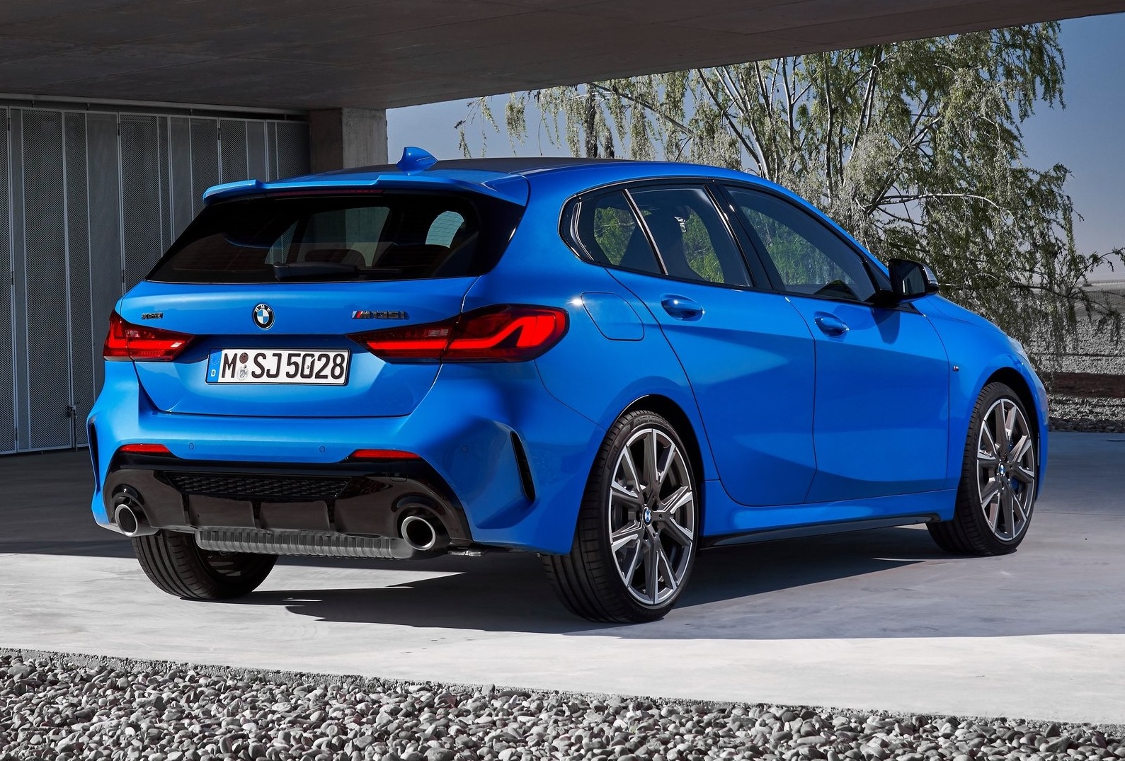 M135i de traseira