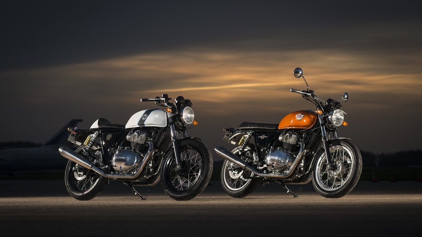 Royal Enfield Interceptor 650 laranja e nova Continental Gt branca lado no anoitecer lado