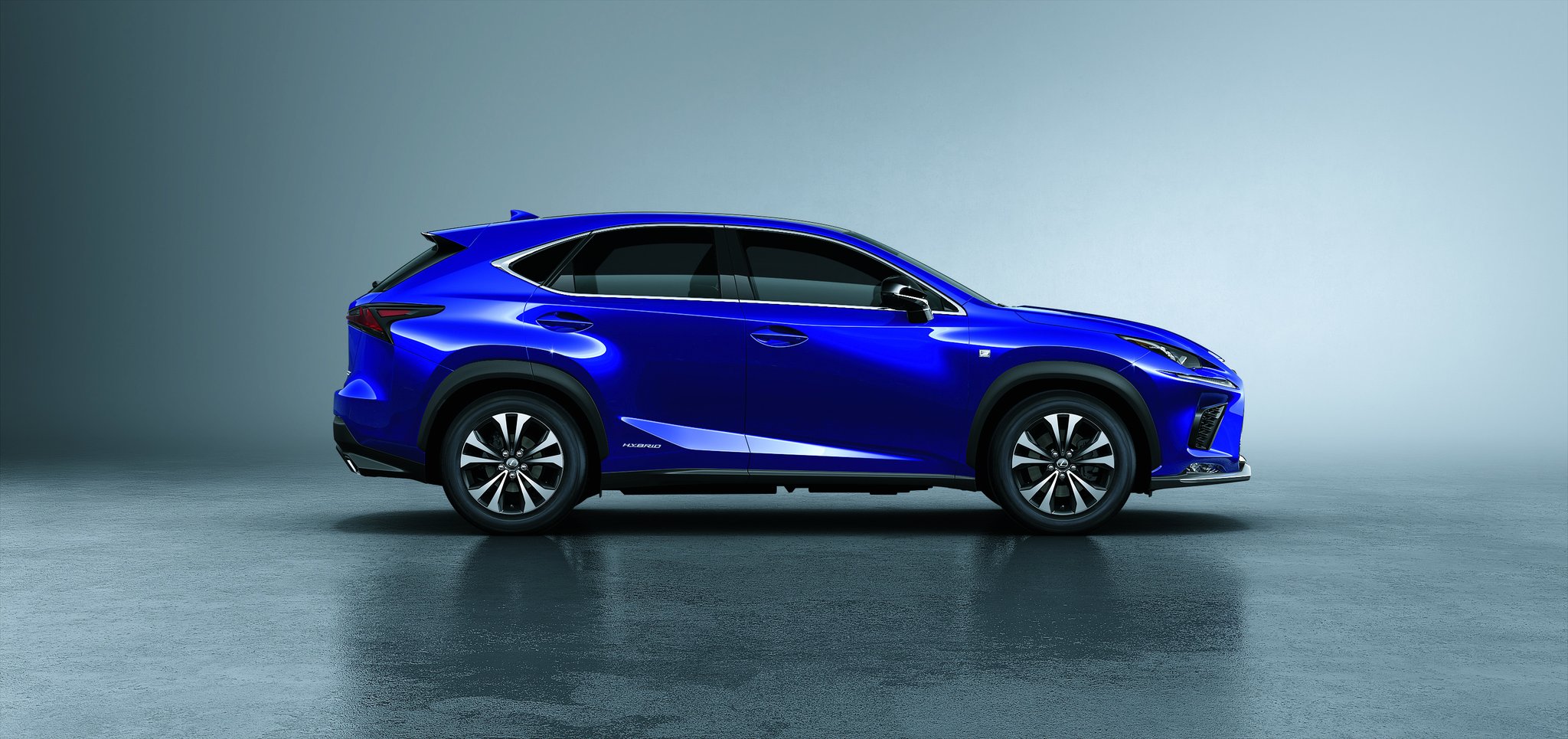 Lexus NX 300h na cor azul de perfil em estúdio