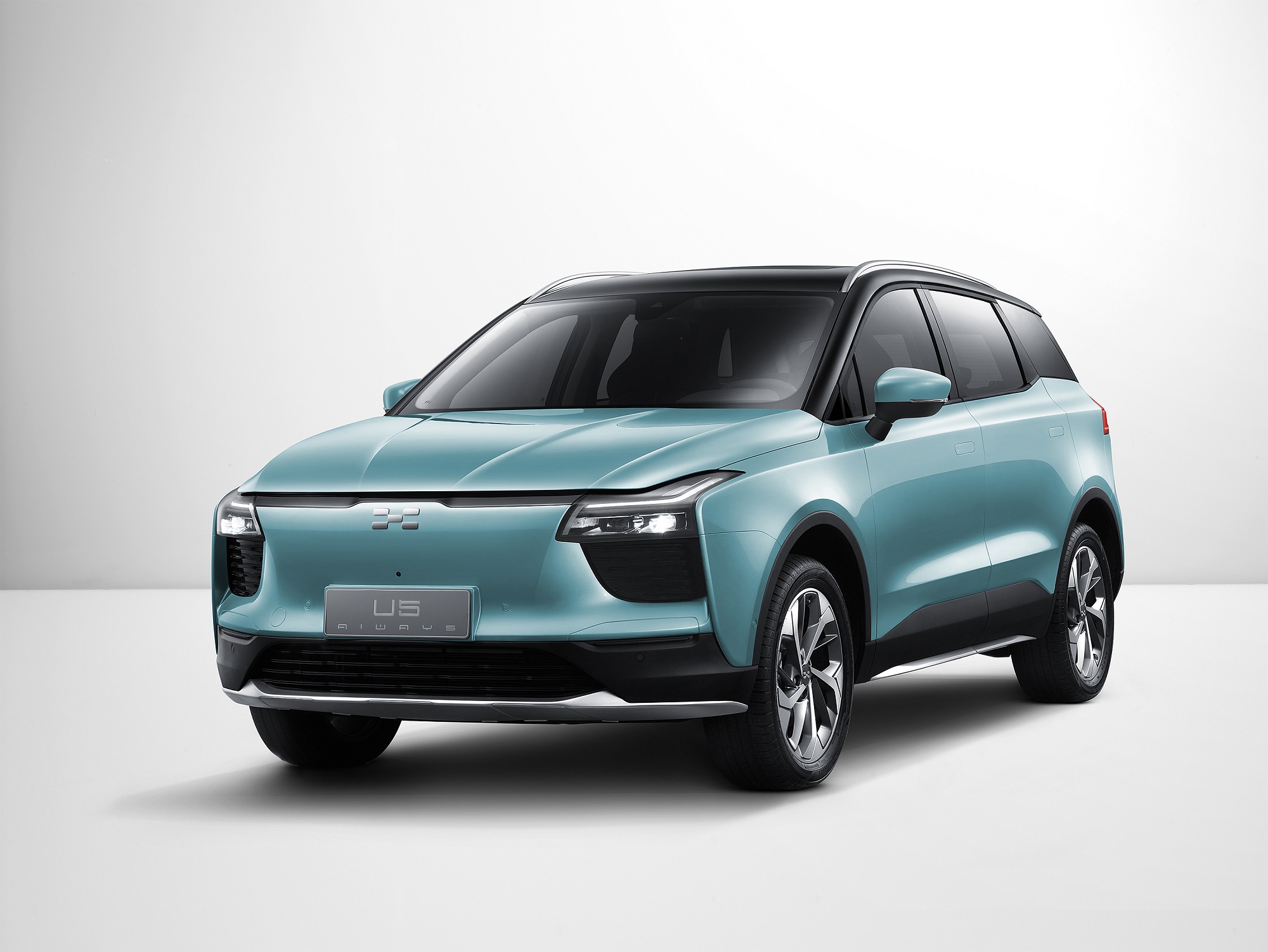 Carro elétrico chinês Aiways U5 é um SUV na cor azul metálica com faróis pontiagudos, grade fina e teto preto