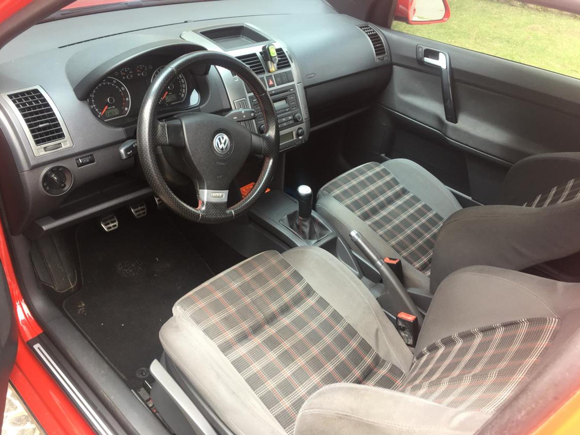 Interior do VW Polo GTI com bancos com revestimento xadrez
