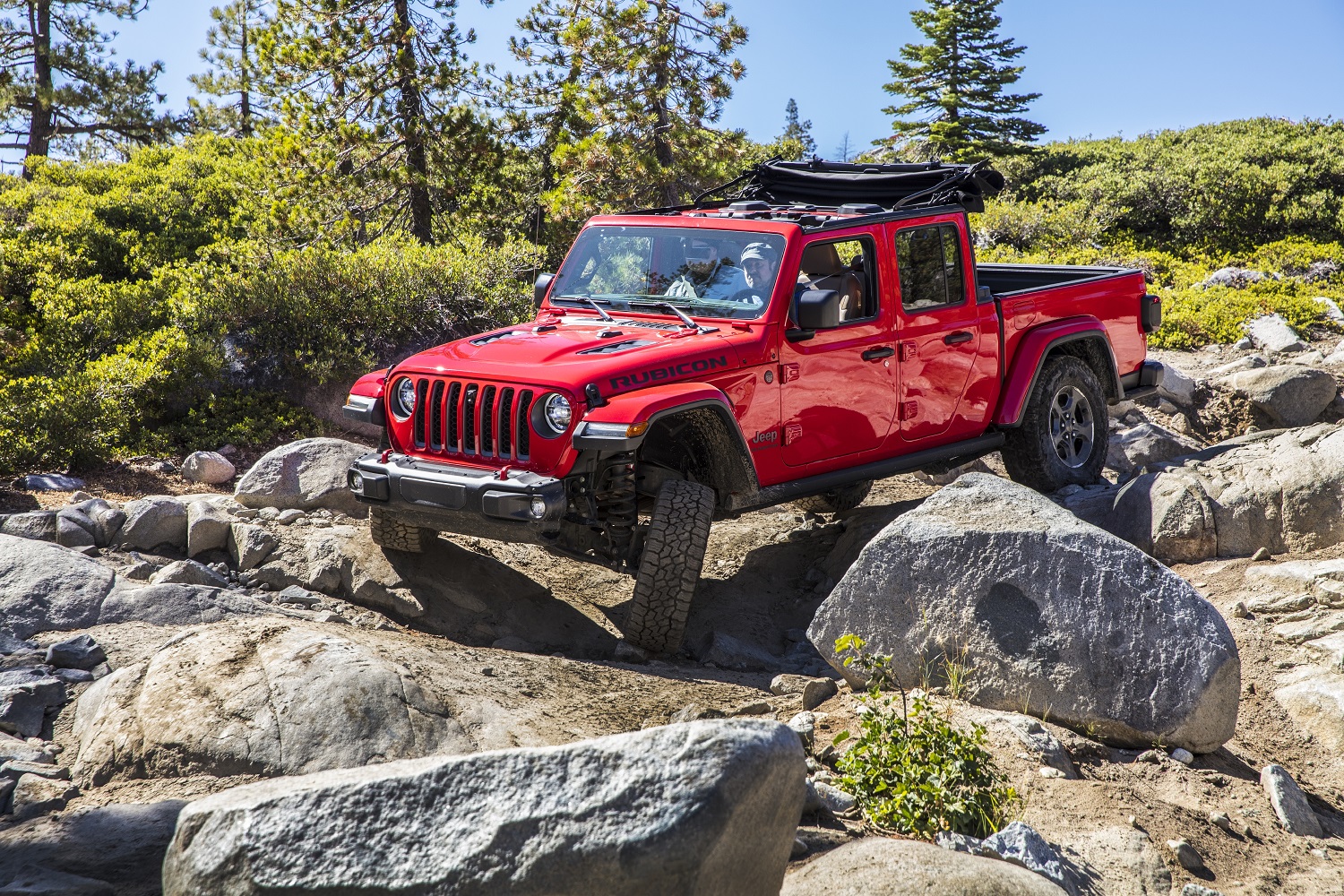 Jeep Gladiator Rubiconem meio a um terreno só com pedras e rochas
