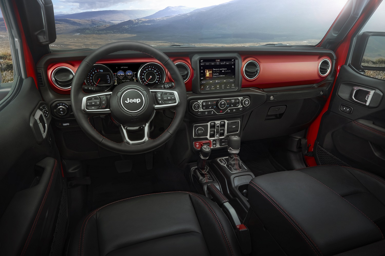 Cabine da Jeep Gladiator mostra painel bicolor com volante de três raios e central multimídia ao centro