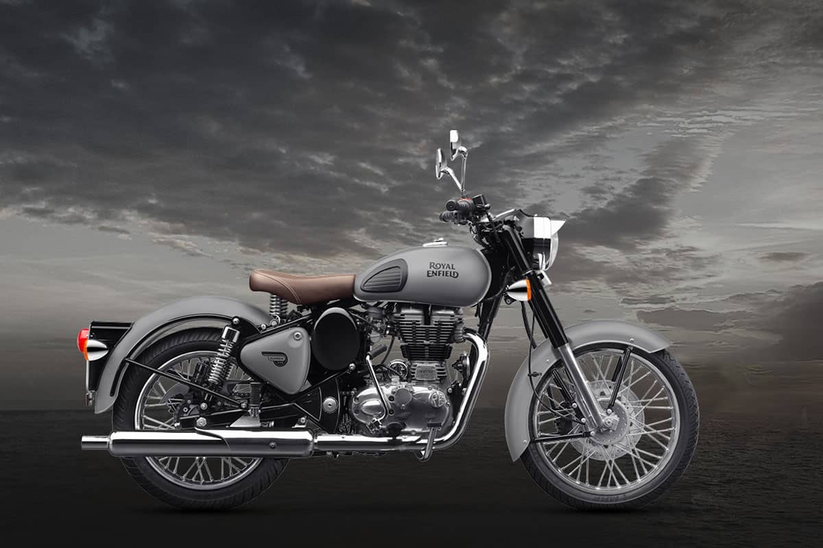 Royal Enfield Classic 350 de perfil estática com tanque cinza