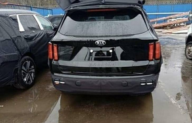 Imagem mostra traseira do novo Sorento