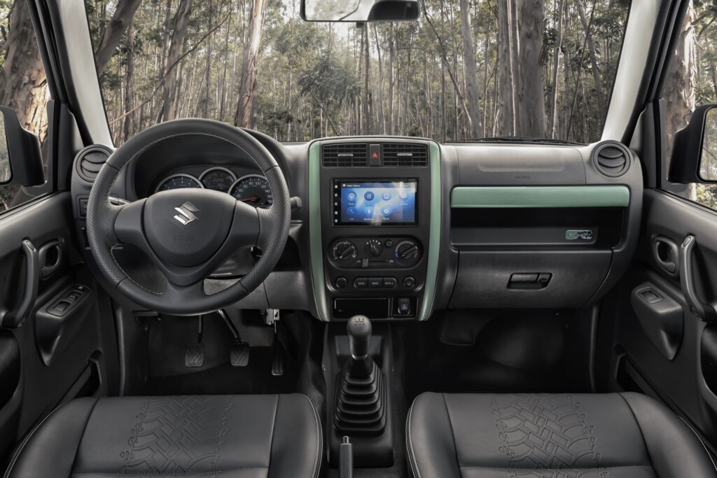 Foto mostra interior do Jimny Forest