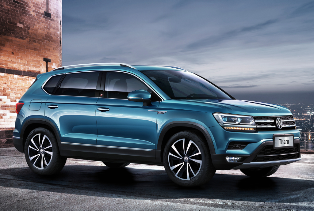 Volkswagen Tarek de frente e perfil na cor azul metálica